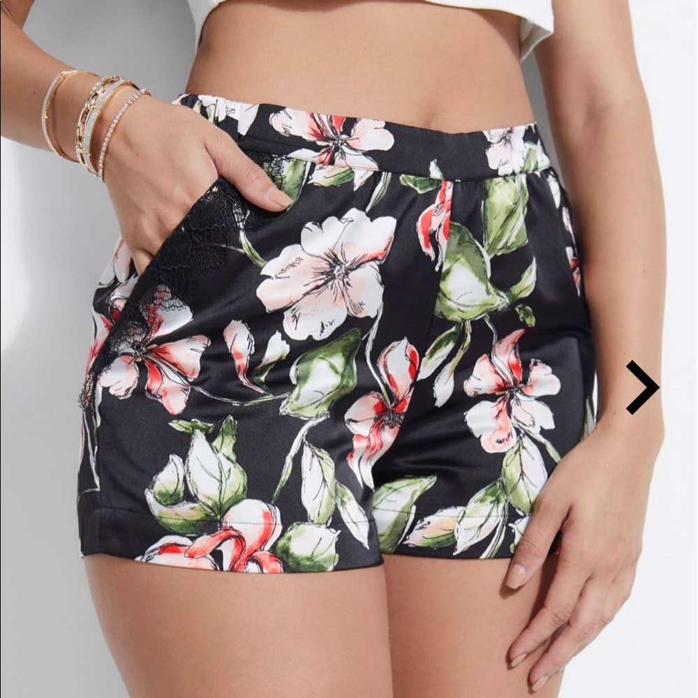 Beautiful new Guess short